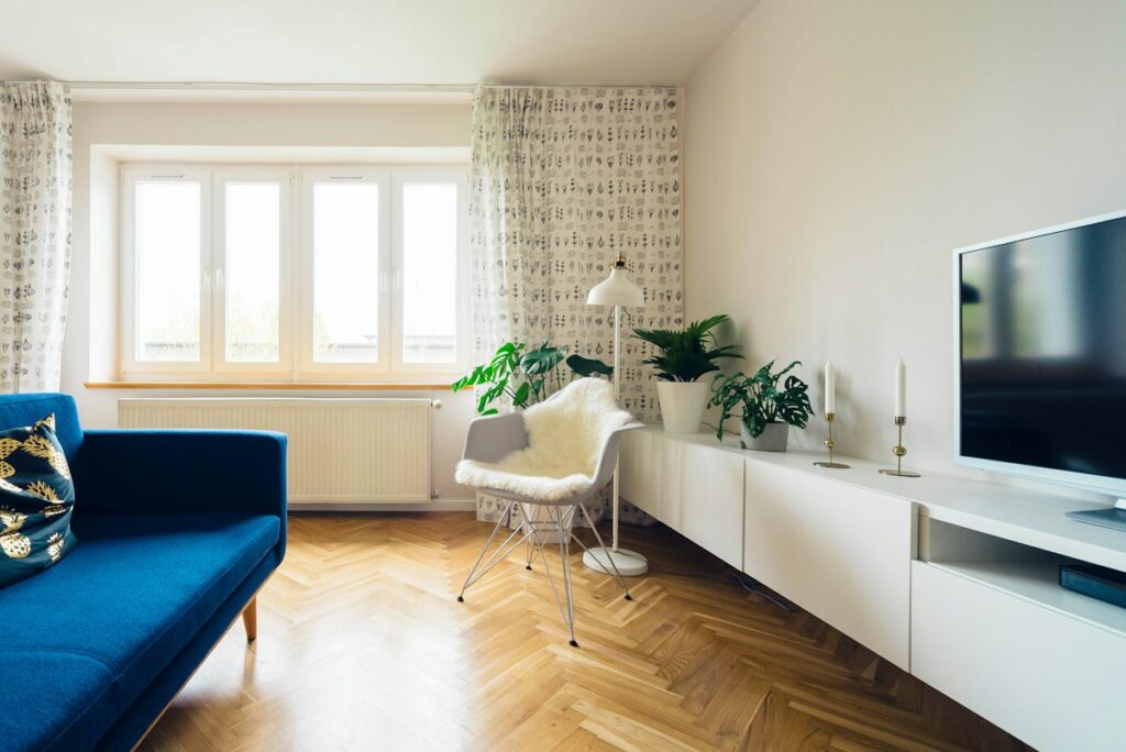 Jasny salon mieszkania